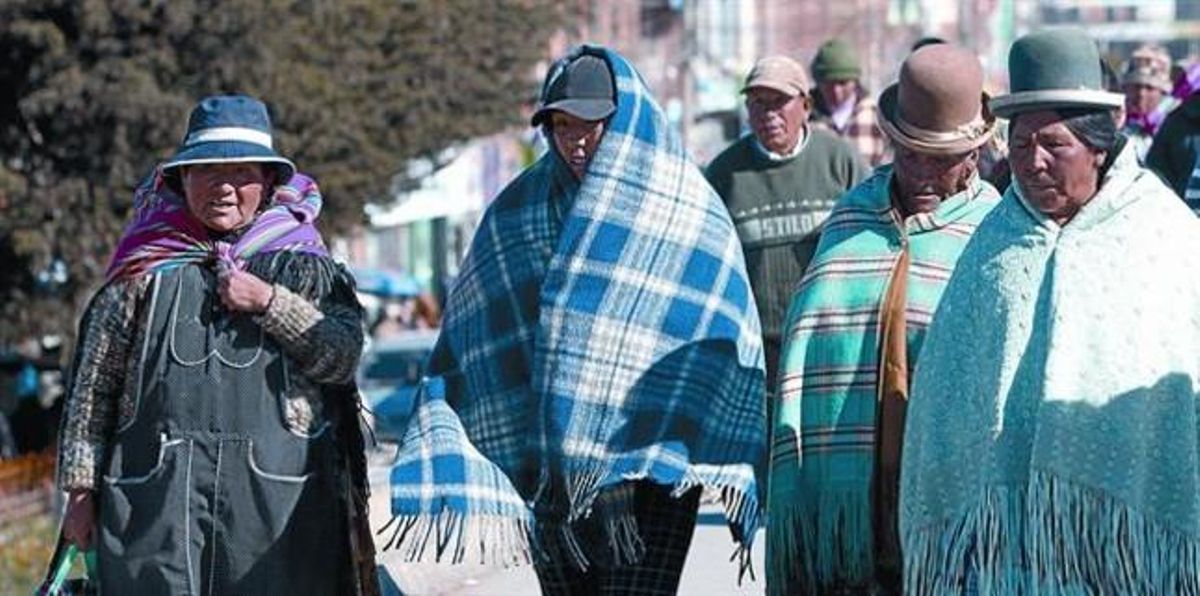 Ciudadanos de El Alto (Bolivia), abrigados para protegerse de una ola de frío del invierno austral el pasado mes de julio. Ciudadanos de El Alto (Bolivia), abrigados para protegerse de una ola de frío del invierno austral el pasado mes de julio.