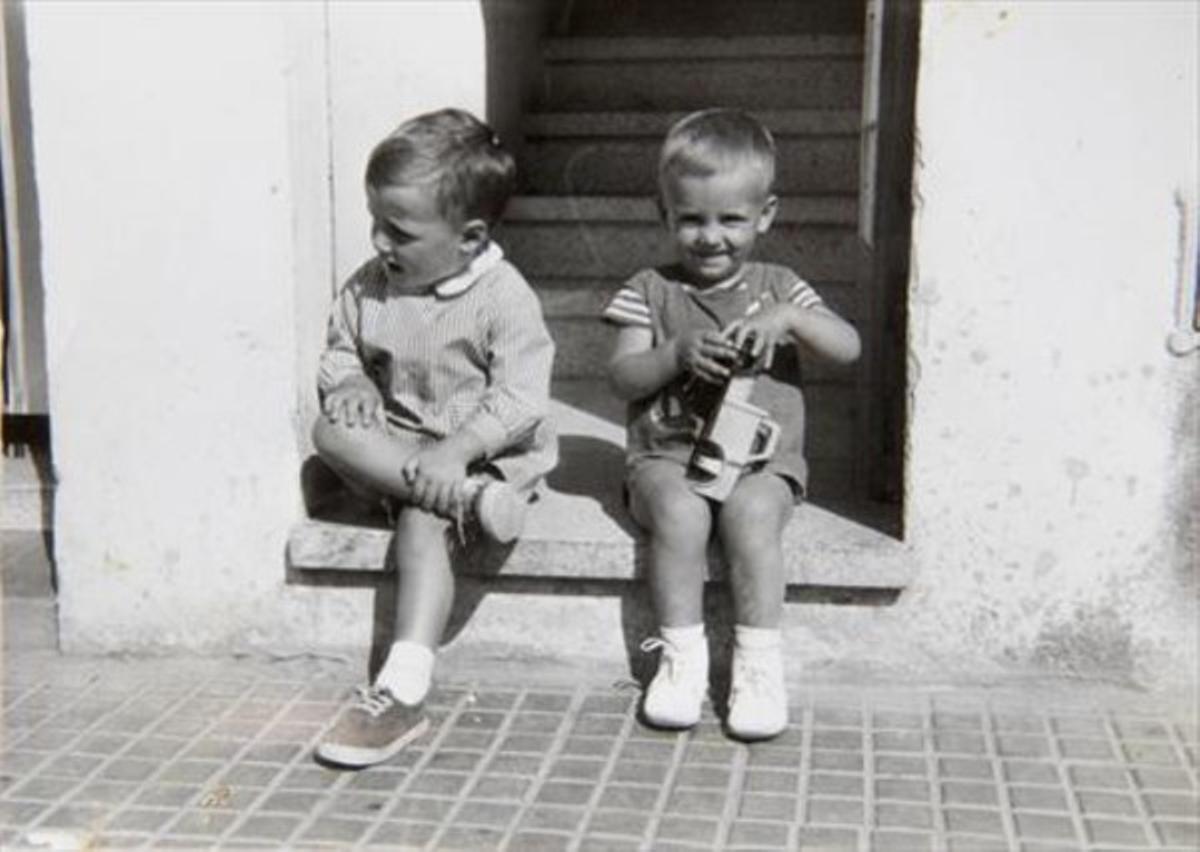 Carles Puigdemont, a la derecha, jugando con un coche, junto a su hermano Francesc, en L’Estartit.