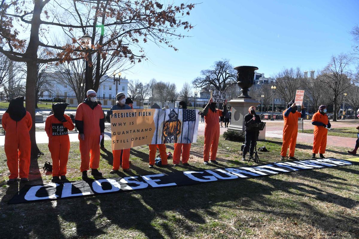 Un grupo de activistas en una protestas frente a la Casa Blanca piden el cierre de la prisión de Guantánamo.