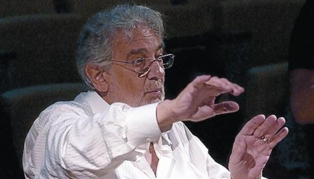 Plácido Domingo, como director de orquesta, durante un ensayo. Plácido Domingo, como director de orquesta, durante un ensayo.