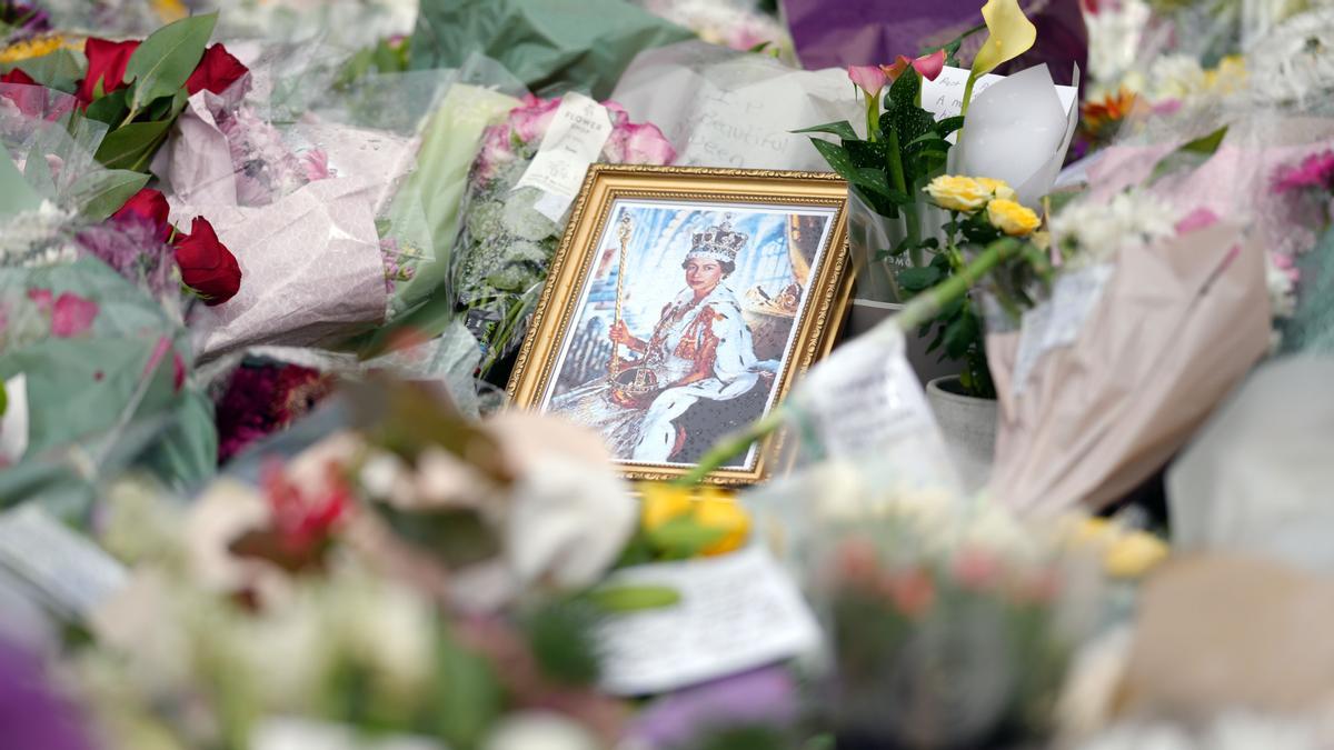 Homenaje a la difunta reina Isabel II ante el castillo de Windsor