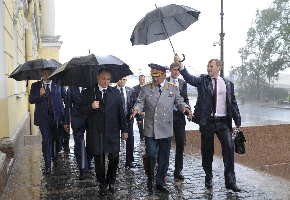 Putin (izquierda) y el ministro de Defensa ruso, Sergei Shoigu, en la celebración del Día de la Armada Rusa, en San Petersburgo, en julio del 2016.
