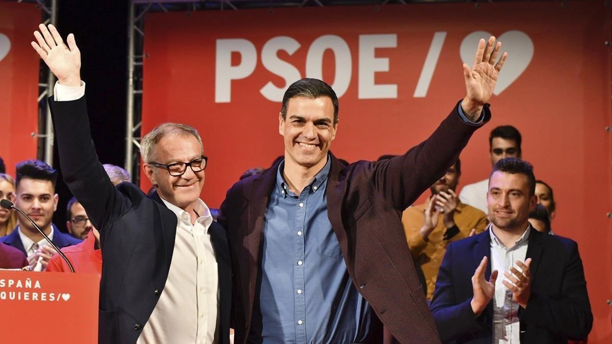 El presidente del Gobierno, Pedro Sánchez, y el ministro de Cultura, José Guirao, en un acto de precampaña en Almería.