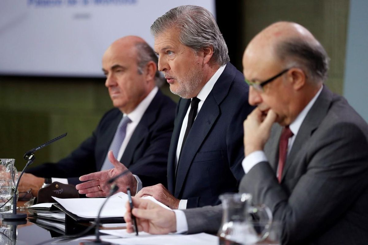El portavoz del Gobierno, Íñigo Méndez de Vigo (centro), junto a los ministros de Economía, Luis de Guindos, y de Hacienda, Cristóbal Montoro, durante la rueda de prensa posterior a la reunión del Consejo de Ministros. El portavoz del Gobierno, Íñigo Méndez de Vigo (centro), junto a los ministros de Economía, Luis de Guindos, y de Hacienda, Cristóbal Montoro, durante la rueda de prensa posterior a la reunión del Consejo de Ministros.