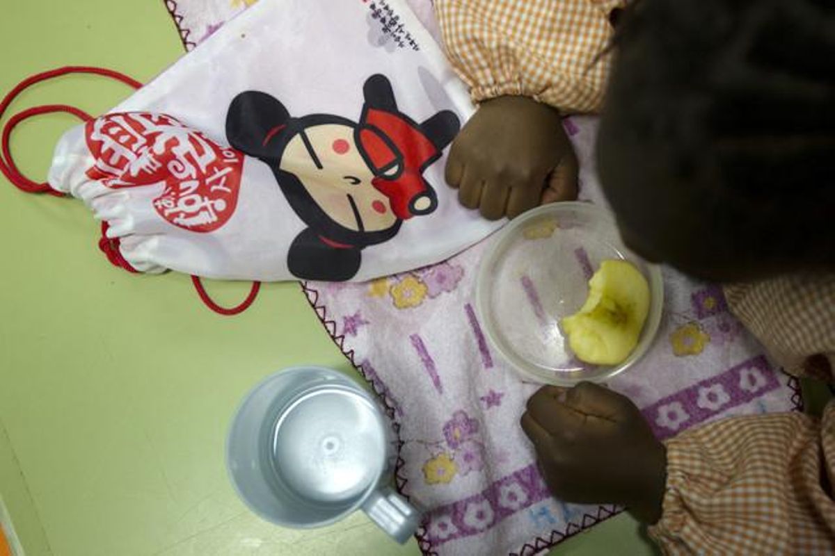 Una niña toma fruta en la escuela de El Carmel, el viernes pasado. Una niña toma fruta en la escuela de El Carmel, el viernes pasado.