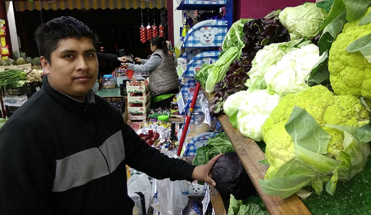 Éverson Fernández e Ibeth Kathia Suárez, al fondo, en su comercio de frutas y verduras de Barcelona. Éverson Fernández e Ibeth Kathia Suárez, al fondo, en su comercio de frutas y verduras de Barcelona.