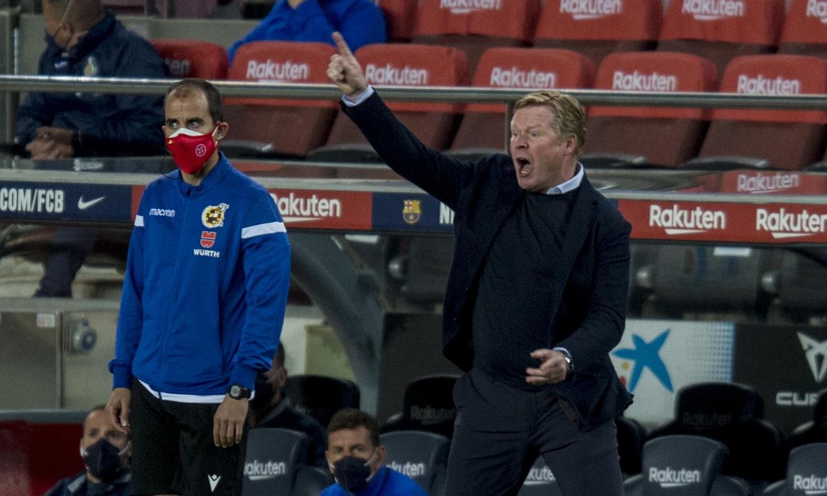 Koeman se dirige enfadado a sus jugadores durante la segunda parte del Barça-Getafe en el Camp Nou. Koeman se dirige enfadado a sus jugadores durante la segunda parte del Barça-Getafe en el Camp Nou.