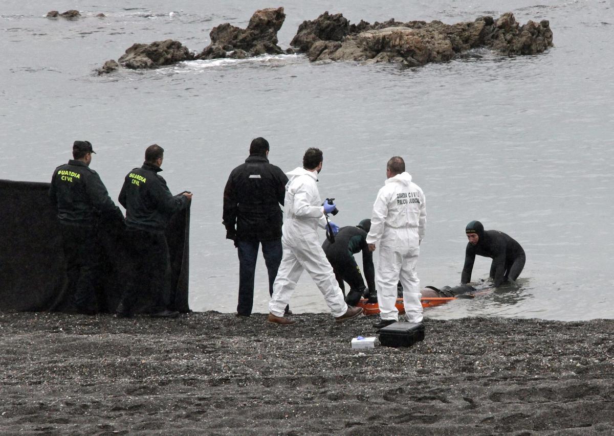 Imagen de archivo de la Guardia Civil rescatando en la playa del Tarajal el cadáver de uno de los 15 inmigrantes subsaharianos fallecidos en 2014 cuando intentaban entrar a nado en la ciudad de Ceuta. EFE/Reduan Dris Regragui