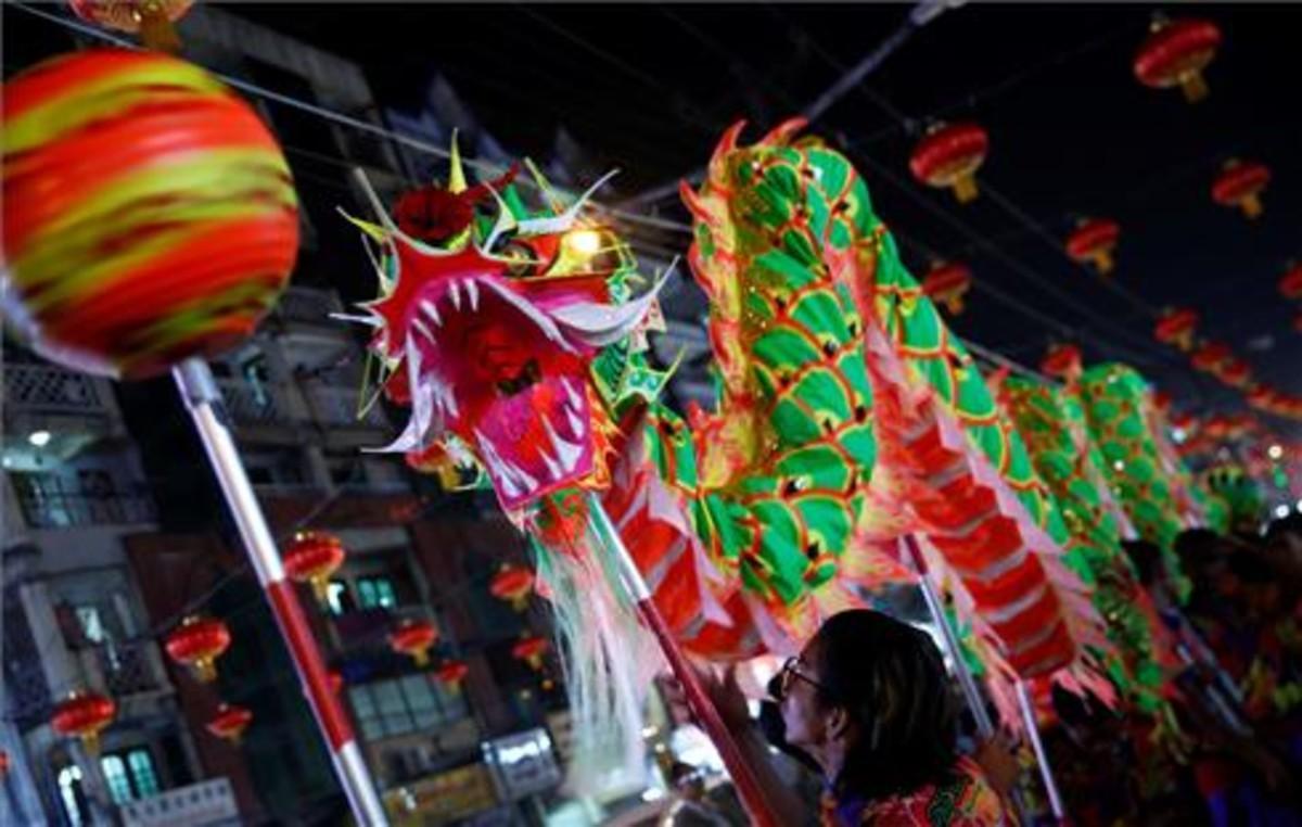 Un dragón desfila por las calles del barrio chino de Ragún durante las celebraciones de Año Nuevo 
