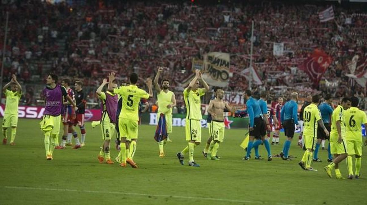 Los jugadores del Barça celebran su clasificación para la final de la Champions con su afición, en Múnich. Los jugadores del Barça celebran su clasificación para la final de la Champions con su afición, en Múnich.