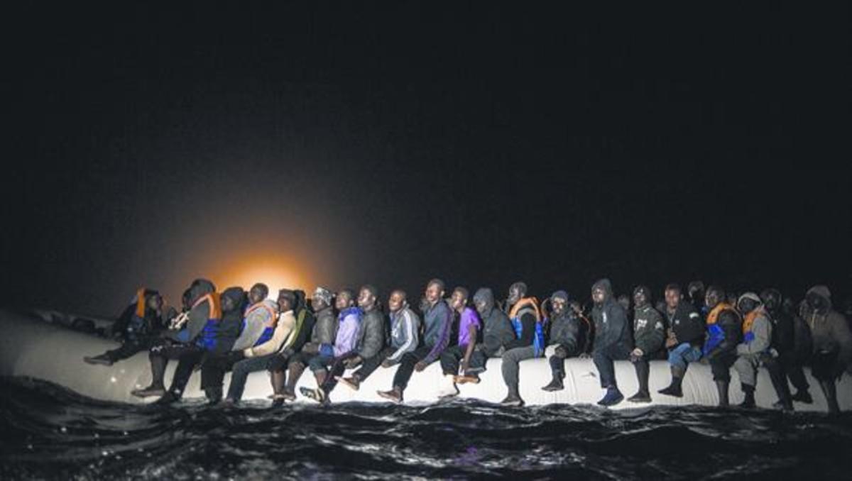 Refugiados que tratan de llegar a Europa en una balsa, cerca de la costa de Libia.
