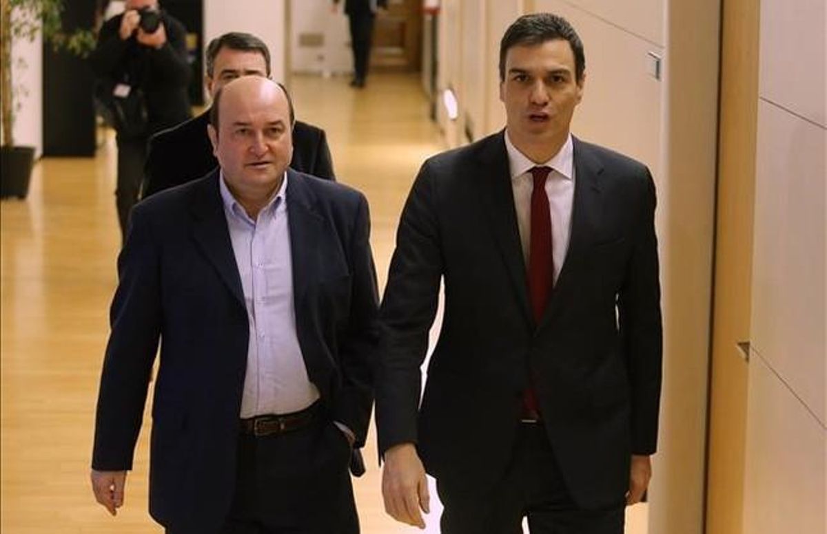 El líder del PSOE, Pedro Sánchez, con el del PNV, Antonio Orduzar, en una reunión reciente sobre investidura El líder del PSOE, Pedro Sánchez, con el del PNV, Antonio Orduzar, en una reunión reciente sobre investidura