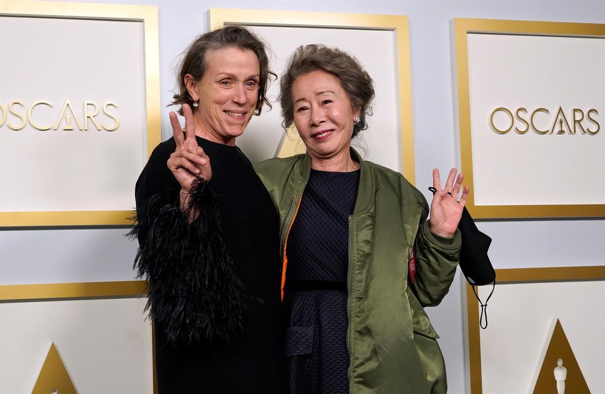 Frances McDormand y Youn Yuh-Jung, mejor actriz principal y de reparto, respectivamente.