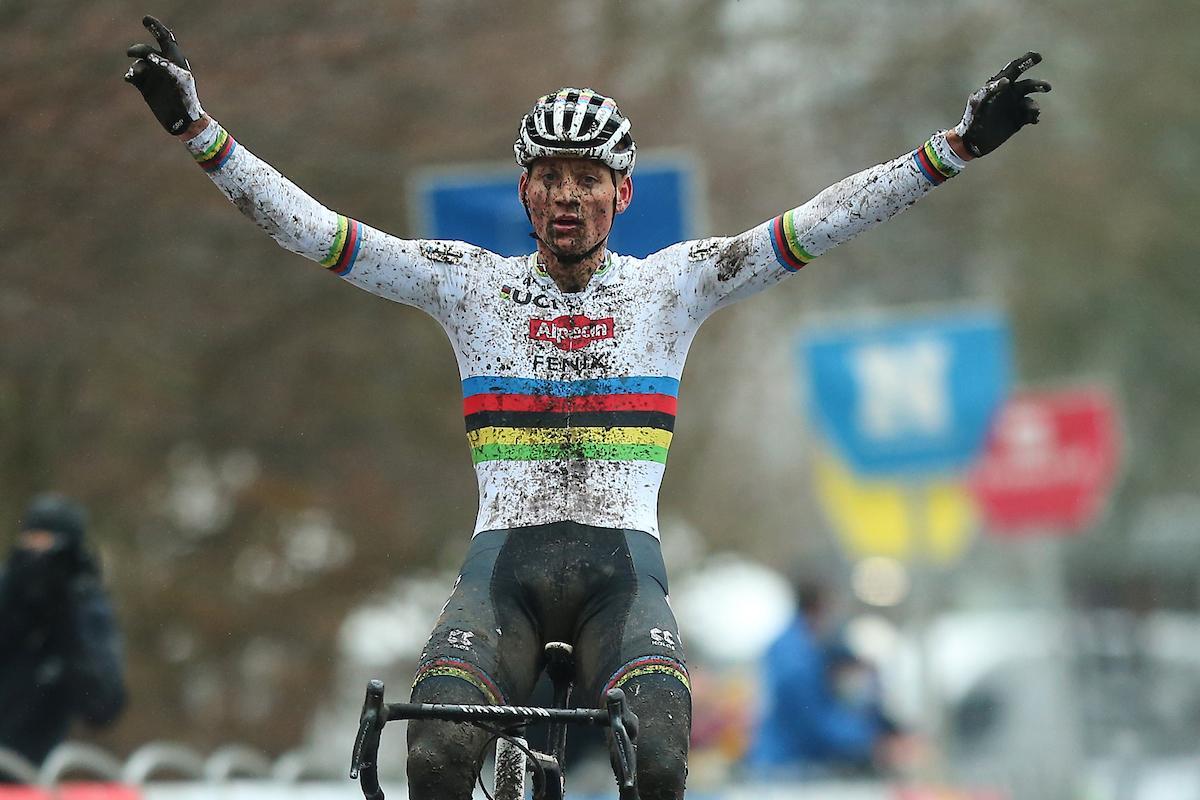 Mathieu van der Poel, con el jersey arcoíris como campeón del mundo de ciclocrós.