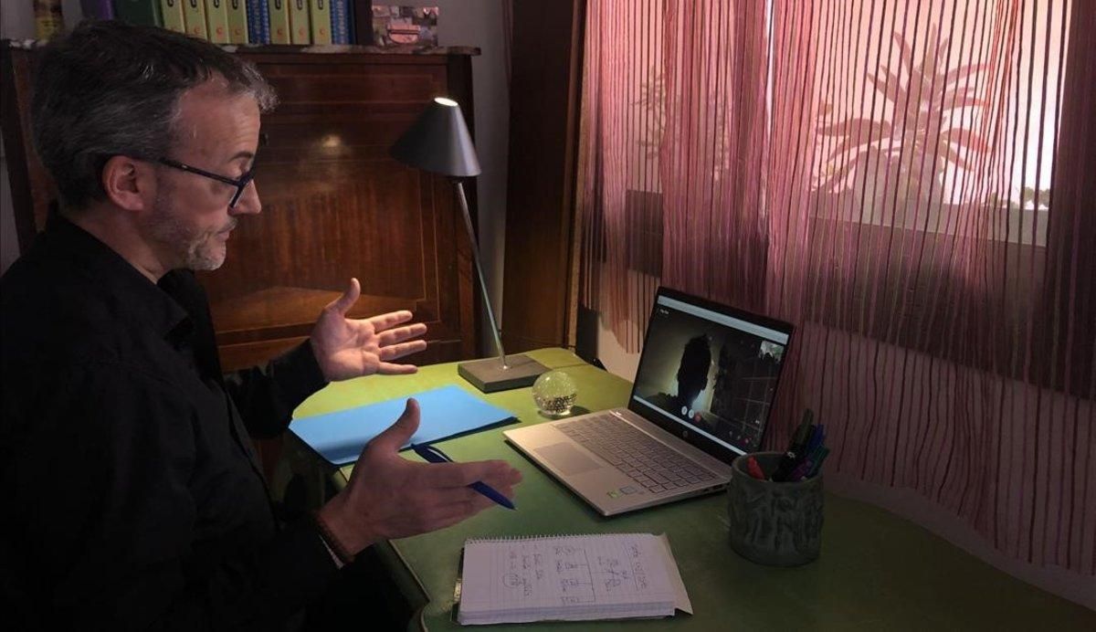 Josep Fité, técnico del Centre de Mediació de Dret Privet de Catalunya, en su ordenador atendiendo una consulta. Josep Fité, técnico del Centre de Mediació de Dret Privet de Catalunya, en su ordenador atendiendo una consulta.