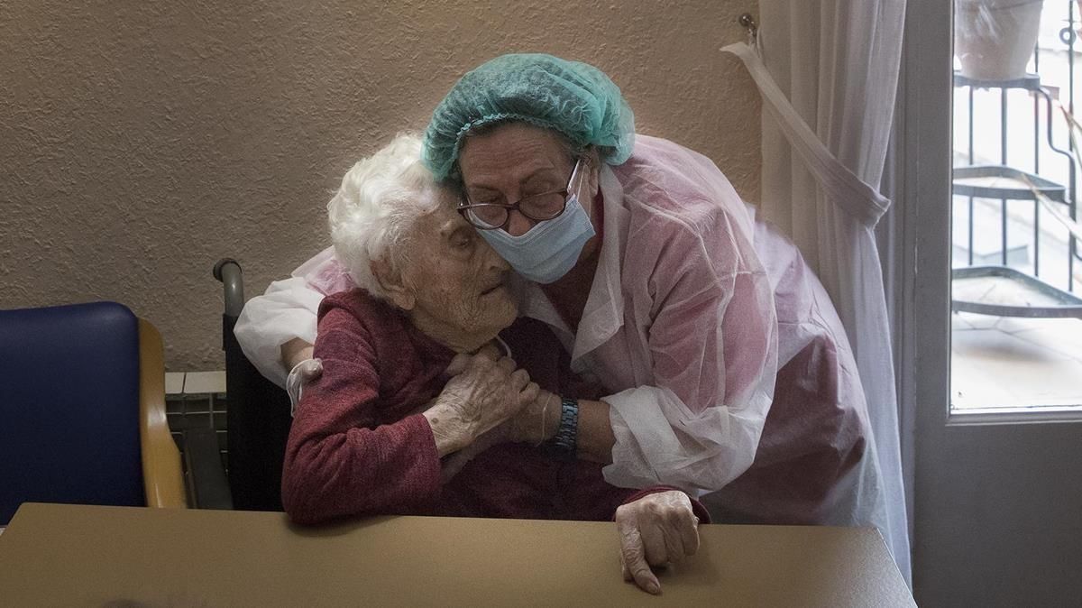 Pilar Llarc, directora de la residencia geriátrica La Pau de Barcelona, con su madre, Pili, de 106 años, residente en el geriátrico, el 14 de mayo. Pilar Llarc, directora de la residencia geriátrica La Pau de Barcelona, con su madre, Pili, de 106 años, residente en el geriátrico, el 14 de mayo.