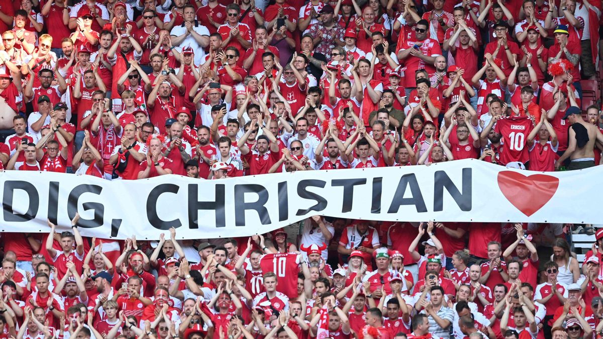 La afición danesa rinde homenaje a Eriksen en el partido ante Bélgica. La afición danesa rinde homenaje a Eriksen en el partido ante Bélgica.