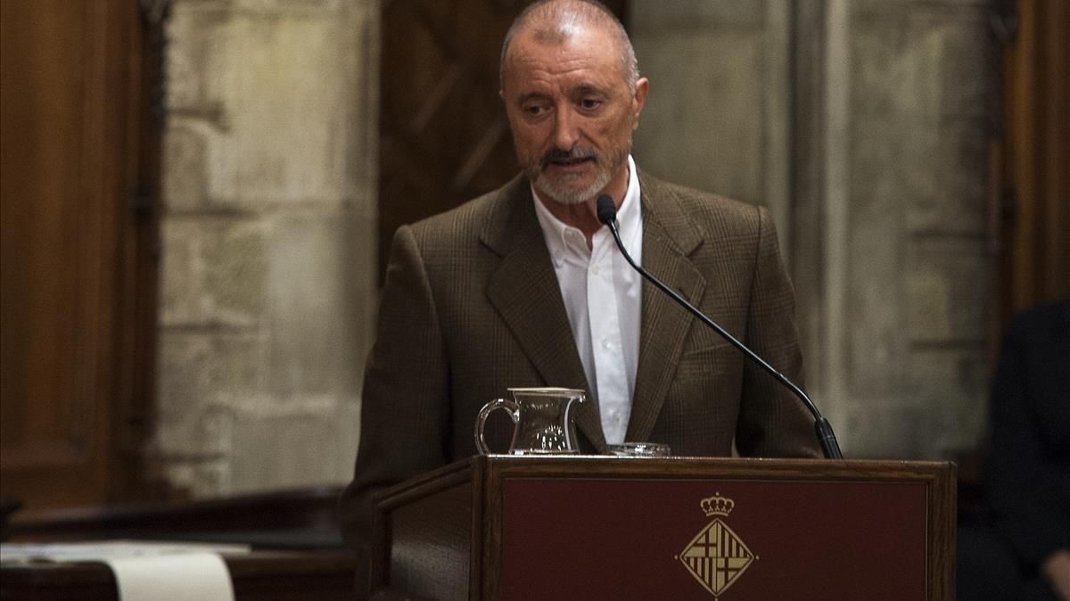 Arturo Pérez-Reverte, en el Saló de Cent. Arturo Pérez-Reverte, en el Saló de Cent.