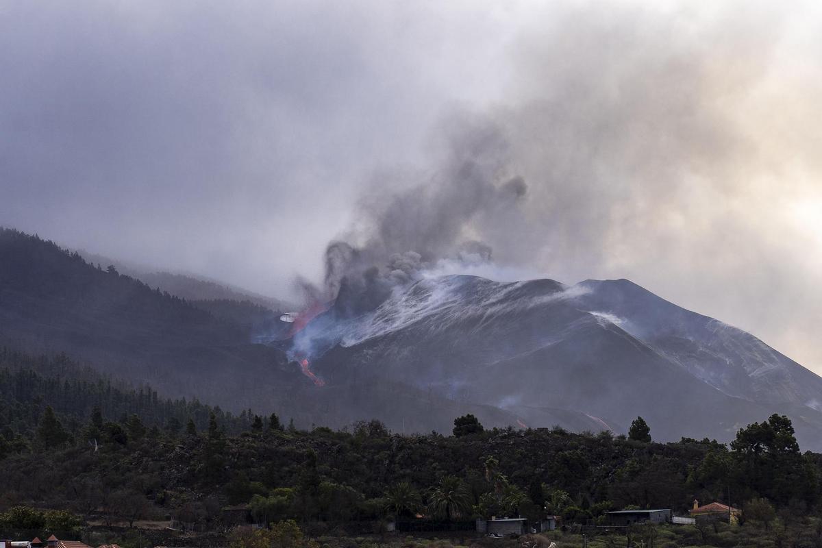 La colada del volcán de La Palma que amenazaba una zona de casas se ralentiza