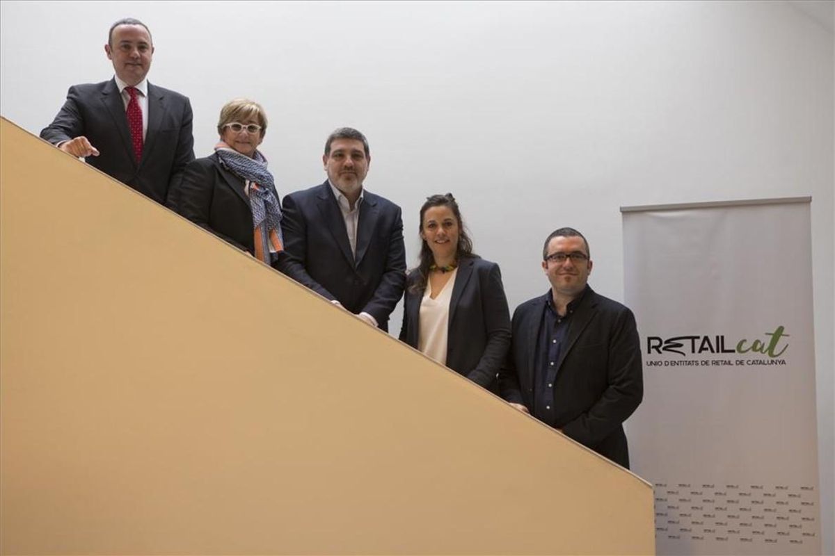 Presentación de Retailcat. De izquierda a derecha, Gabriel Jené, presidente de Barcelona Oberta; Cristina Escudé, presidenta de Cecot Comerç; Joan Carles Calbet, presidente de Retailcat y Comertia; Laura López, directora, y Salva Vendrell, presidente de Fundacio Barcelona Comerç. Presentación de Retailcat. De izquierda a derecha, Gabriel Jené, presidente de Barcelona Oberta; Cristina Escudé, presidenta de Cecot Comerç; Joan Carles Calbet, presidente de Retailcat y Comertia; Laura López, directora, y Salva Vendrell, presidente de Fundacio Barcelona Comerç.