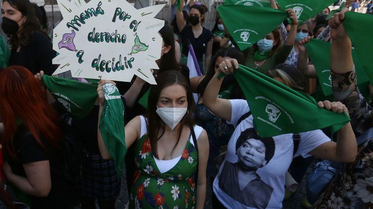 Mujeres se manifiestan a favor del aborto libre en Santiago de Chile. Mujeres se manifiestan a favor del aborto libre en Santiago de Chile.