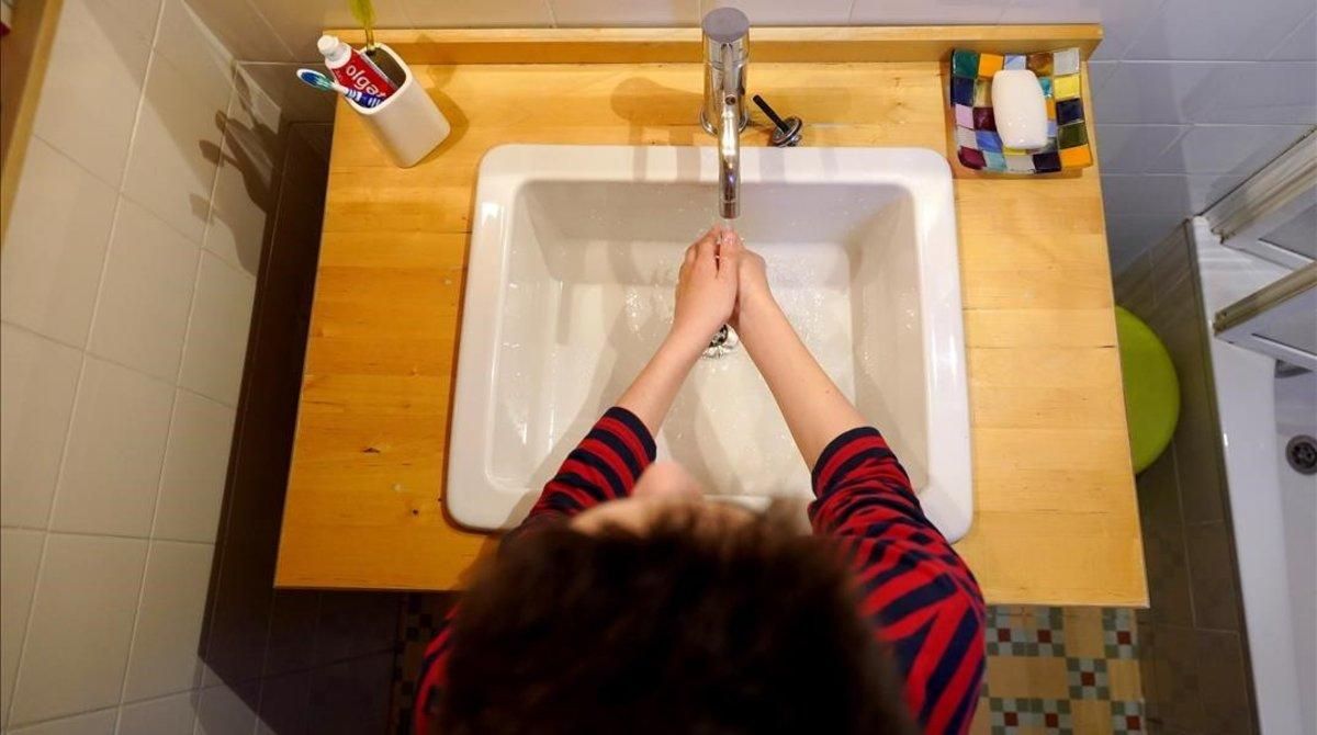Un niño se lava las manos en su casa de Madrid como medida de precaución frente al coronavirus. Un niño se lava las manos en su casa de Madrid como medida de precaución frente al coronavirus.