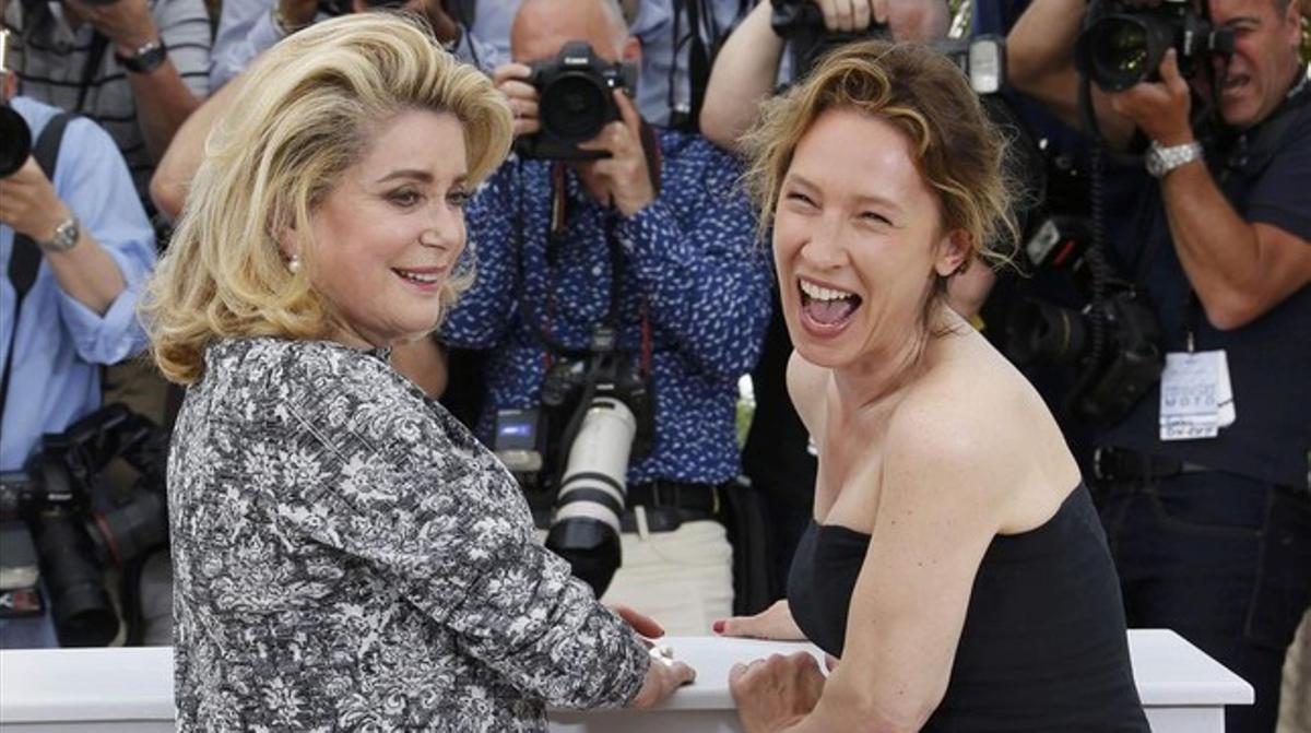 Catherine Deneuve y la directora Emmanuelle Bercot, en la presentación de ’La cabeza alta’ en Cannes.