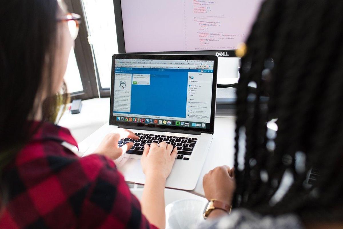 Por cada mujer en profesiones de STEM digital hay 5 hombres Por cada mujer en profesiones de STEM digital hay 5 hombres