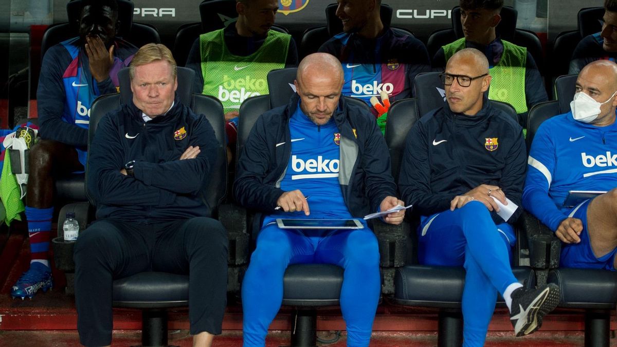 Koeman, junto a sus ayudantes Schreuder, Larsson y De la Fuente durante el Barça-Granada. Koeman, junto a sus ayudantes Schreuder, Larsson y De la Fuente durante el Barça-Granada.
