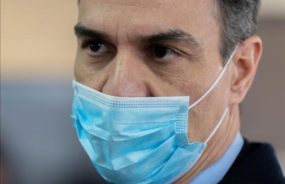 El presidente del Gobierno, Pedro Sánchez, el viernes, durante una visita a una fábrica que hace respiradores, en Móstoles. El presidente del Gobierno, Pedro Sánchez, el viernes, durante una visita a una fábrica que hace respiradores, en Móstoles.
