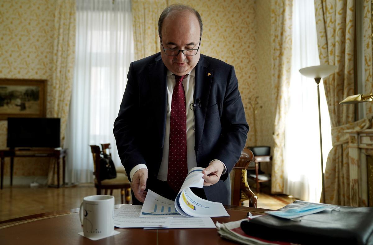 Miquel Iceta, ministro de Política Territorial y Función Pública, en su despacho, el pasado 27 de mayo. 