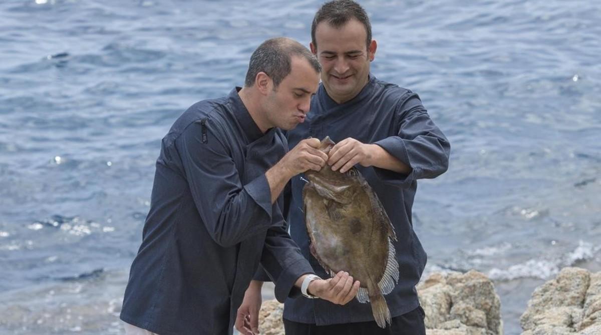 Romain Fornell besa un pescado junto al cocinero José Pulido.