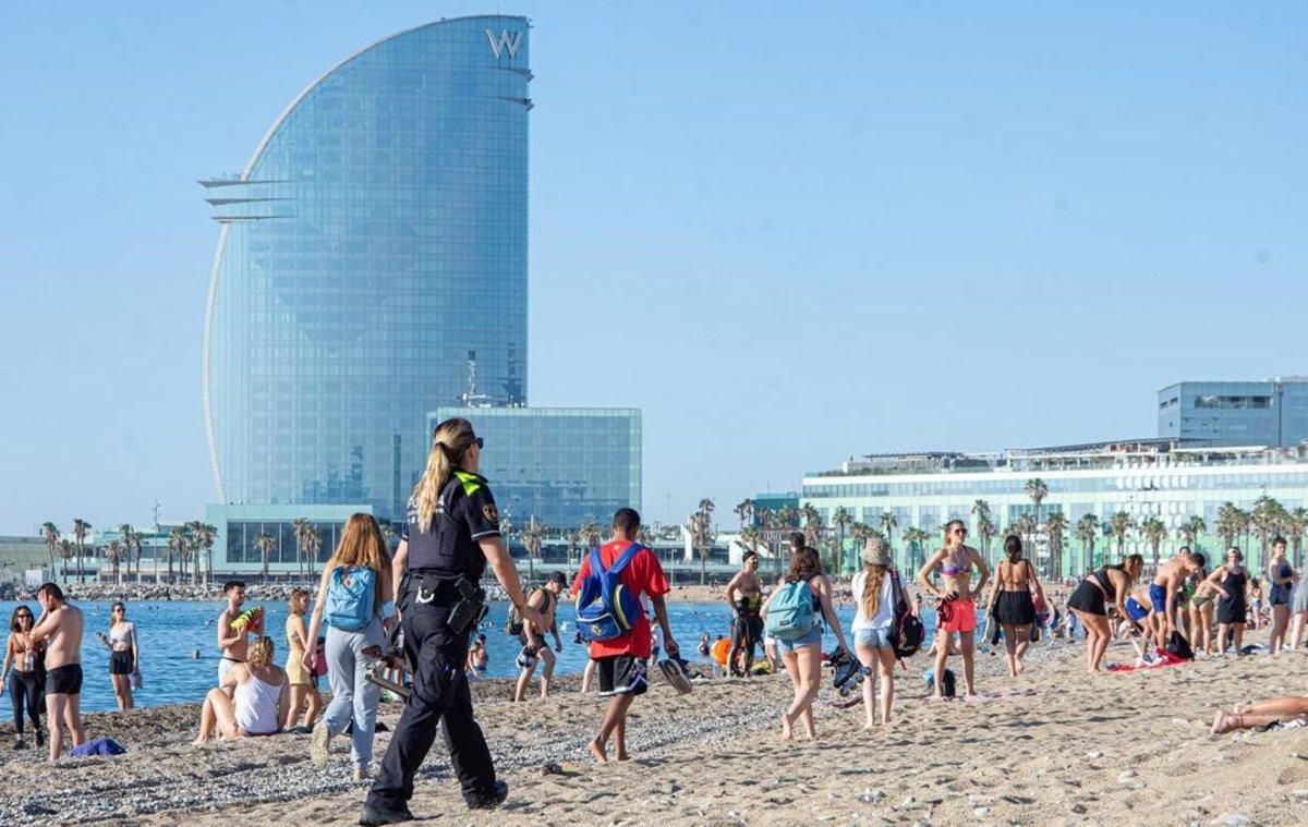 La Guàrdia Urbana torna a desallotjar les platges de Barcelona La Guàrdia Urbana torna a desallotjar les platges de Barcelona