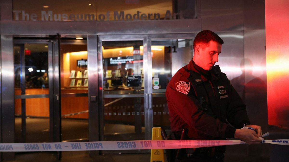 Un policía coloca una cinta policial para impedir la entrada al Museo de Arte Moderno (MOMA) de Nueva York, este sábado. Un policía coloca una cinta policial para impedir la entrada al Museo de Arte Moderno (MOMA) de Nueva York, este sábado.