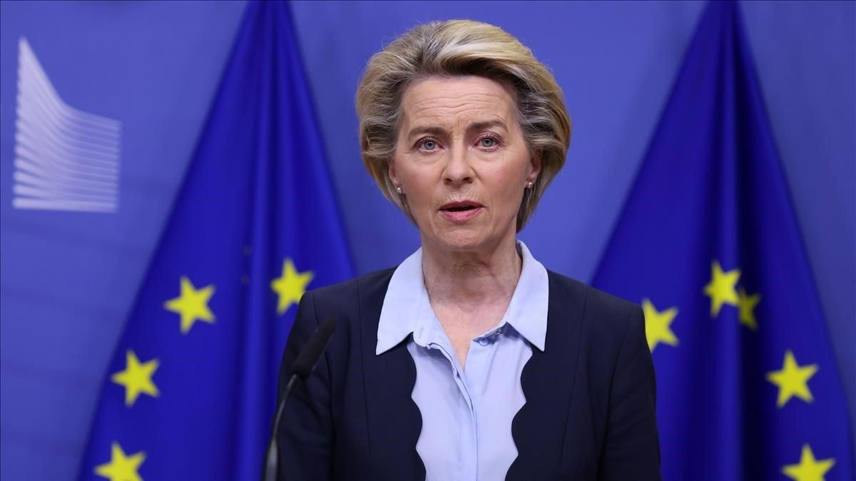 La presidenta de la Comisión Europea, Ursula Von der Leyen, este jueves, durante una rueda de prensa en Bruselas previa a la cumbre por videoconferencia de los Veintisiete. La presidenta de la Comisión Europea, Ursula Von der Leyen, este jueves, durante una rueda de prensa en Bruselas previa a la cumbre por videoconferencia de los Veintisiete.