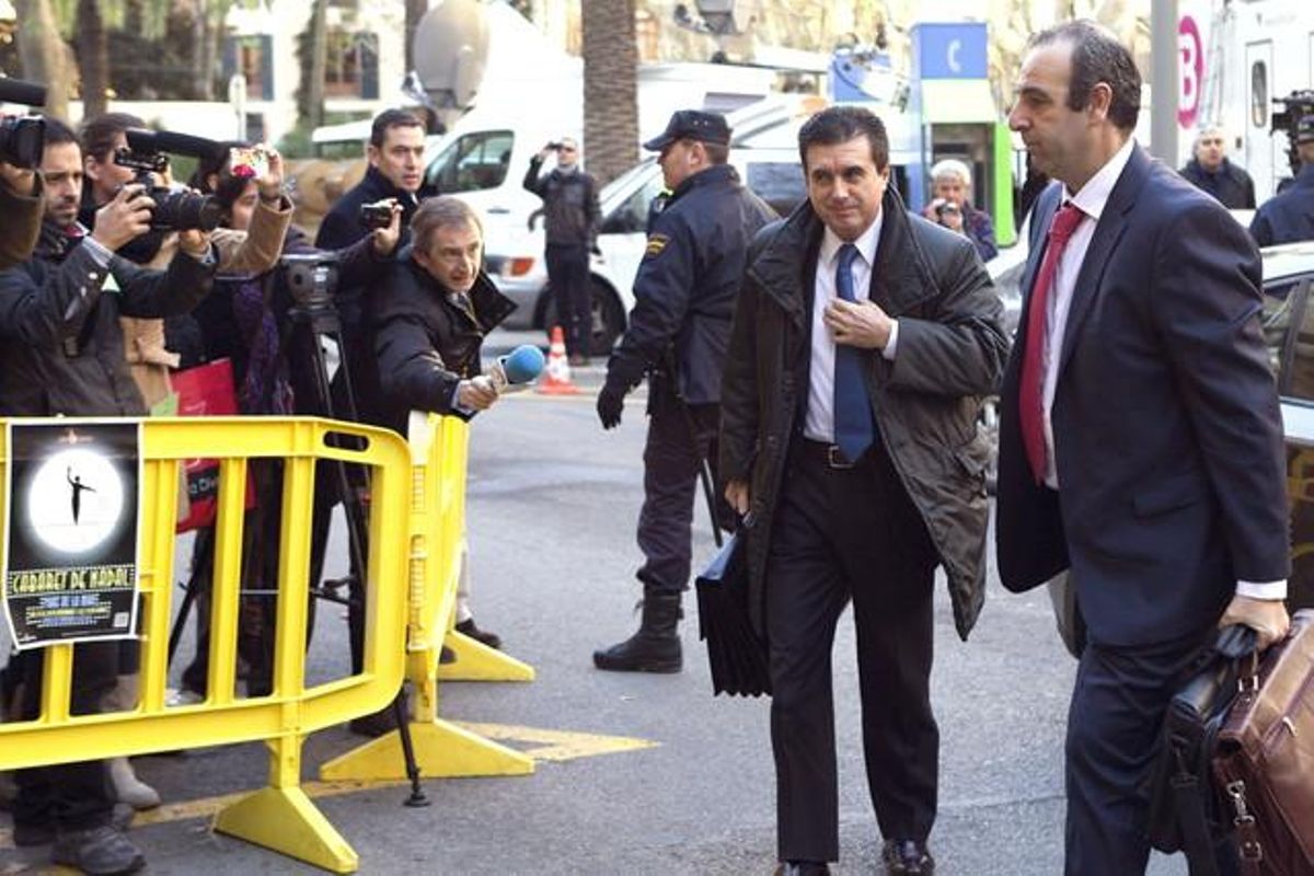 El expresidente del Gobierno Balear, Jaume Matas, segundo por la derecha, acompañado de su abogado, Antonio Alberca, llega a la Audiencia Provincial de Palma de Mallorca. El expresidente del Gobierno Balear, Jaume Matas, segundo por la derecha, acompañado de su abogado, Antonio Alberca, llega a la Audiencia Provincial de Palma de Mallorca.