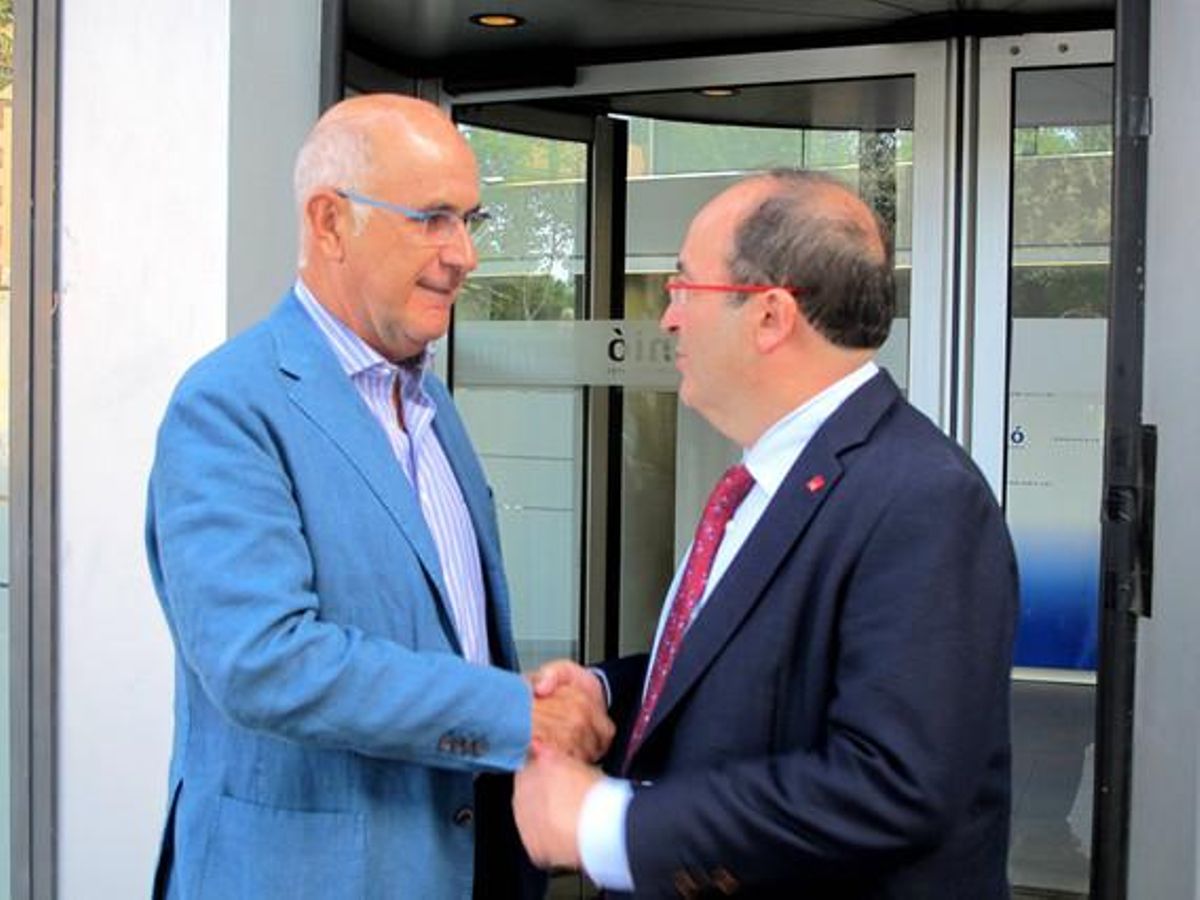 El líder de Unió Democrática, Josep Antoni Duran Lleida, y el del PSC, Miquel Iceta, este lunes ante la sede de UDC en Barcelona. El líder de Unió Democrática, Josep Antoni Duran Lleida, y el del PSC, Miquel Iceta, este lunes ante la sede de UDC en Barcelona.