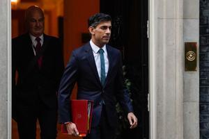 El primer ministro británico, Rishi Sunak, abandona Downing Street para acudir al Parlamento, el pasado 20 de diciembre.