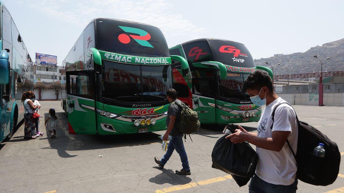 Autobuses durante el paro de transportistas en Perú.
