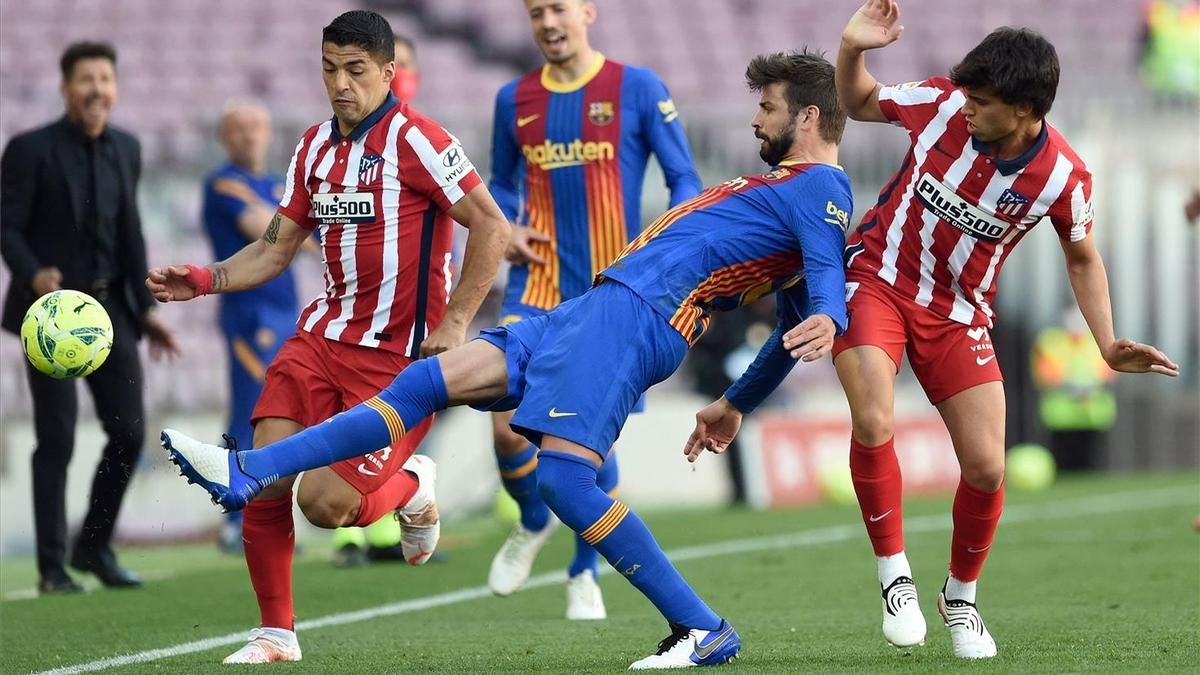 Gerard Piqué saca un balón ante Suárez y Joao Félix. Gerard Piqué saca un balón ante Suárez y Joao Félix.