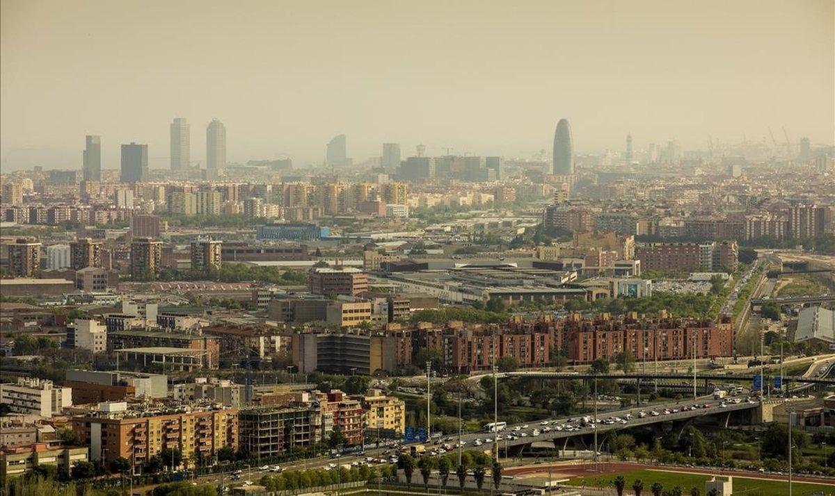 Contaminación sobre Barcelona en una vista desde el barrio de Singuerlín, en Santa Coloma. Contaminación sobre Barcelona en una vista desde el barrio de Singuerlín, en Santa Coloma.