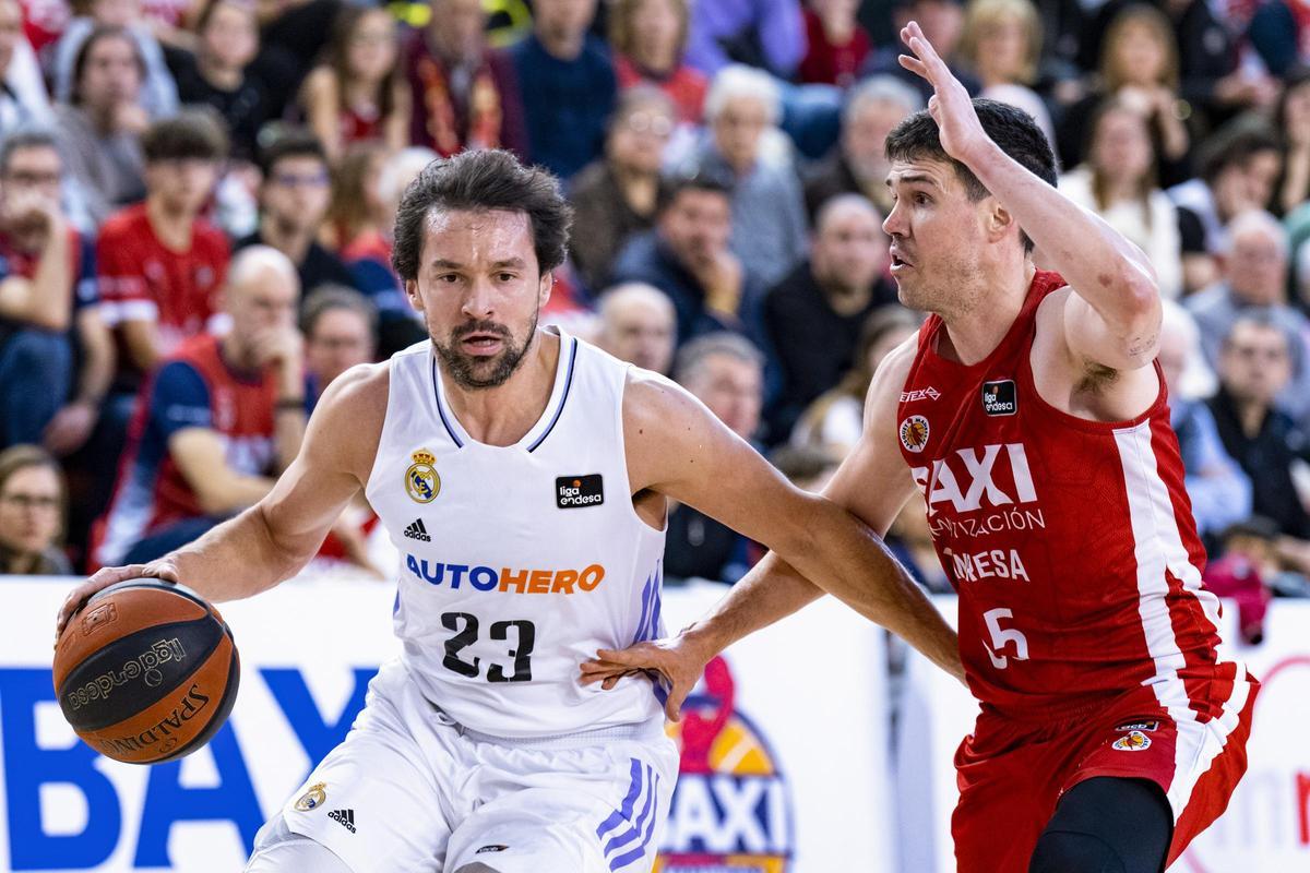 El base español del Real Madrid Sergio Llull (i) es defendido por el pívot español del Baxi Manresa Dani Pérez (d). EFE/Siu Wu El base español del Real Madrid Sergio Llull (i) es defendido por el pívot español del Baxi Manresa Dani Pérez (d). EFE/Siu Wu