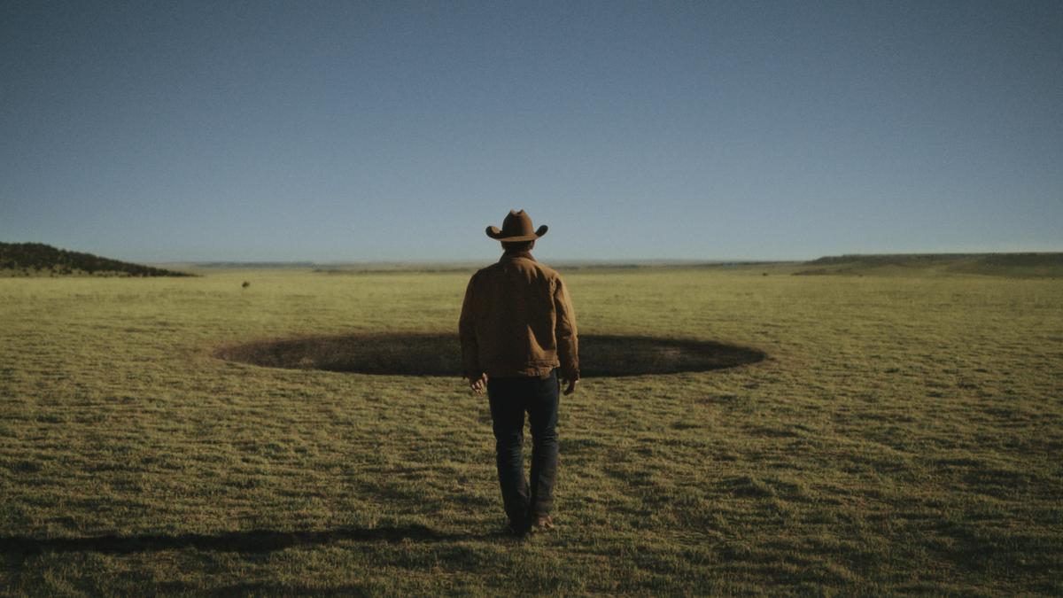 Josh Brolin en una inquietante imagen de ’Outer range’. 