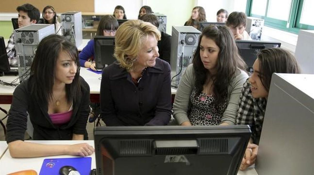 Esperanza Aguirre, entonces presidenta de Madrid, con varias estudiantes en la inauguracion de un instituto, en el 2010. Esperanza Aguirre, entonces presidenta de Madrid, con varias estudiantes en la inauguracion de un instituto, en el 2010.