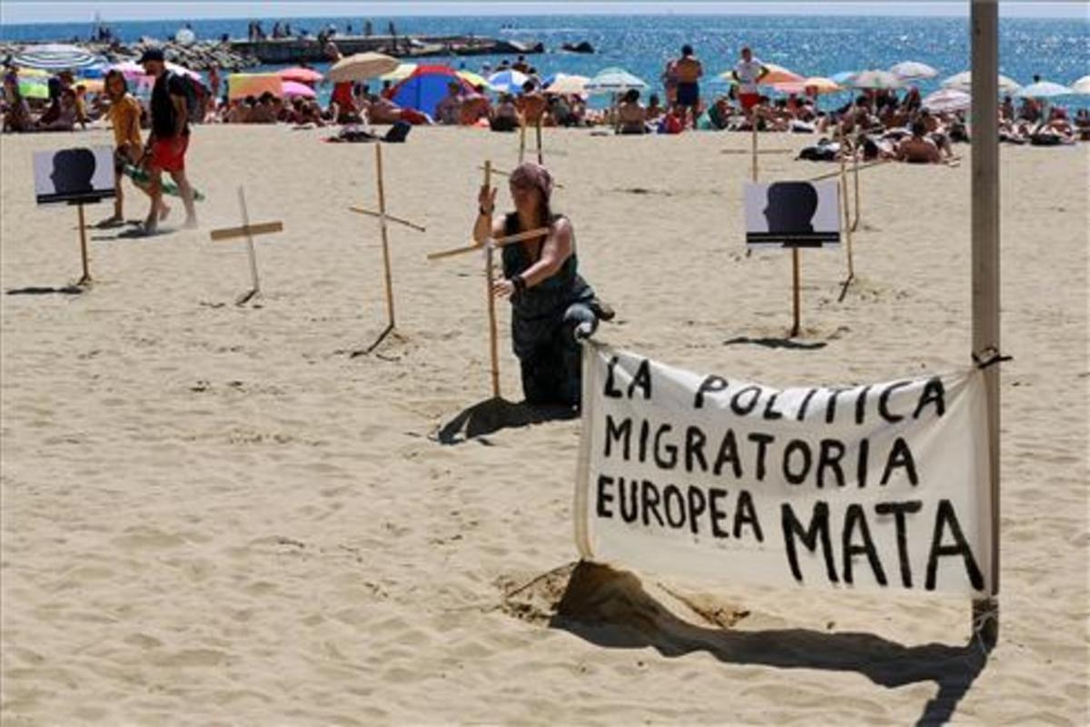 Cruces en el playa del Bogatell que forman parte de la protesta Fronteras Invisibles. 