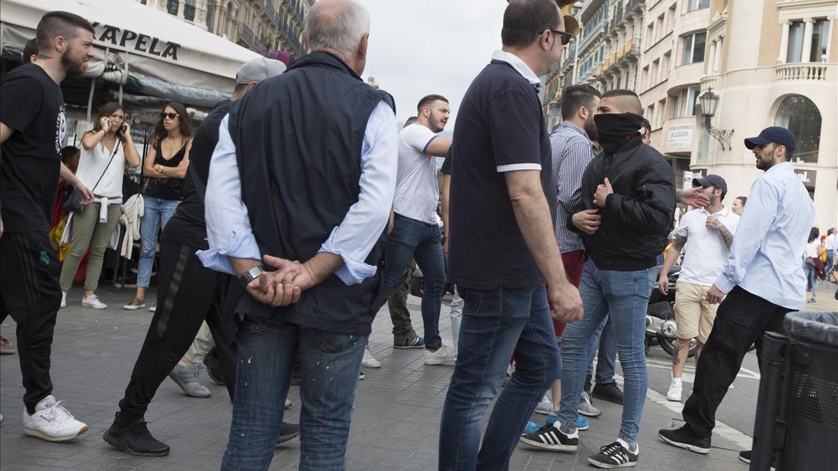 Batalla campal d'ultres a la terrassa del cafè Zurich de Barcelona