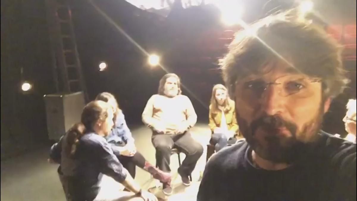 Jordi Évole, durante la grabación del programa ’Salvados’ en el que Pablo Iglesias se enfrenta a cinco de sus votantes. Jordi Évole, durante la grabación del programa ’Salvados’ en el que Pablo Iglesias se enfrenta a cinco de sus votantes.