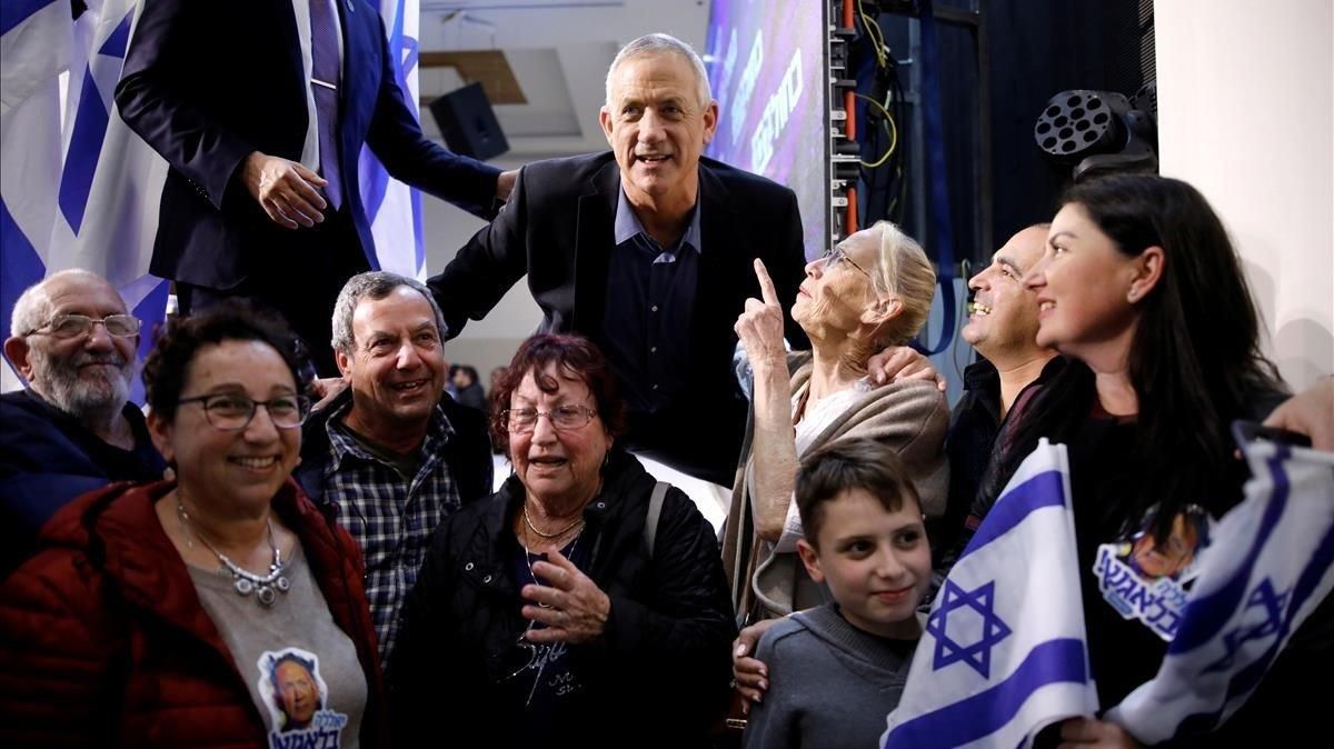 Benny Gantz posando con sus seguidores en plena campaña electoral en Israel. Benny Gantz posando con sus seguidores en plena campaña electoral en Israel.