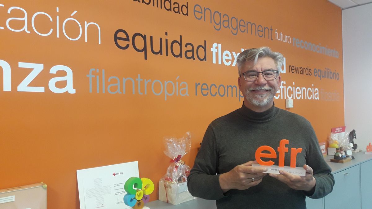 Roberto Martínez, director de la Fundación MásFamilia, junto al certificado EFR Roberto Martínez, director de la Fundación MásFamilia, junto al certificado EFR