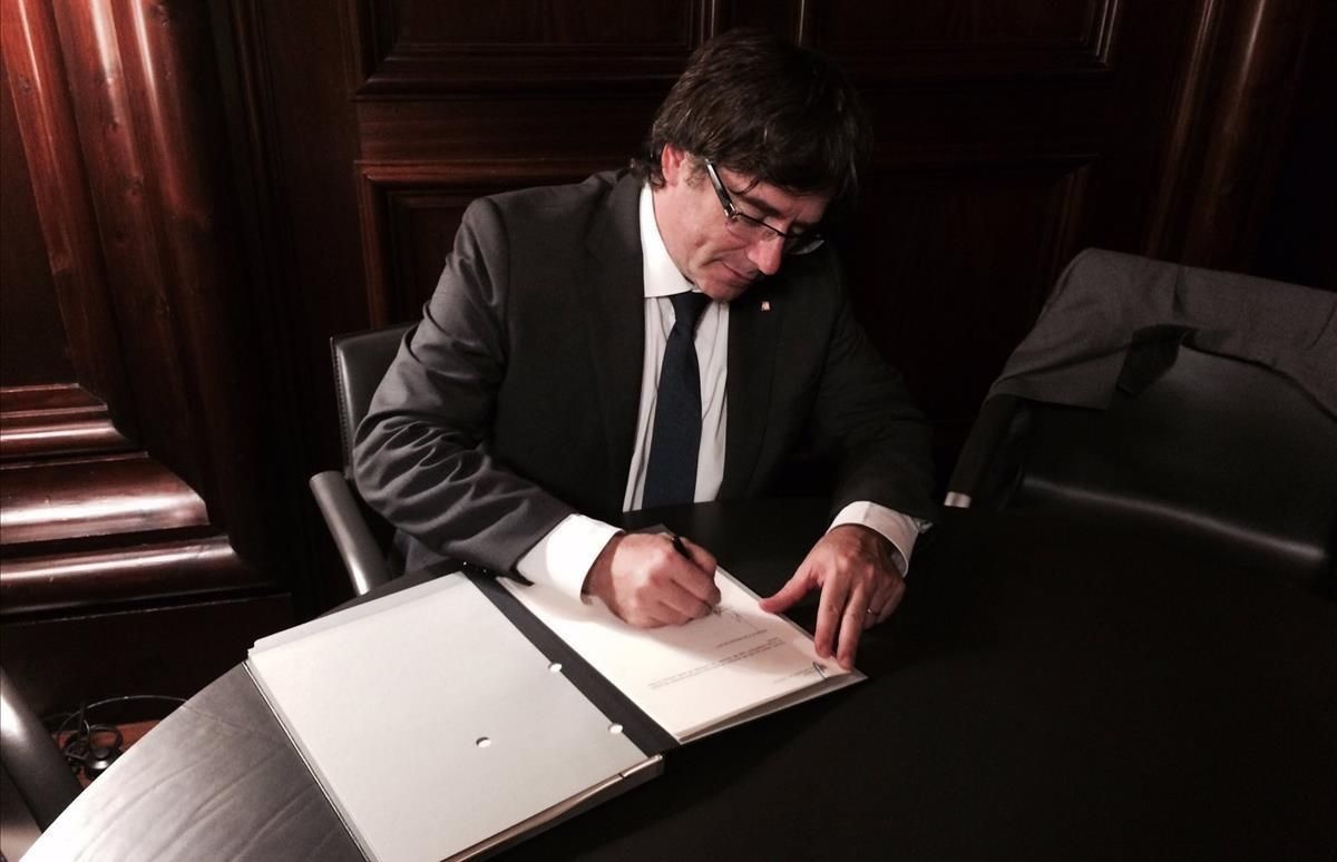 El ’president’ Carles Puigdemont firma la ley de referéndum el 6 de septiembre del 2017. El ’president’ Carles Puigdemont firma la ley de referéndum el 6 de septiembre del 2017.